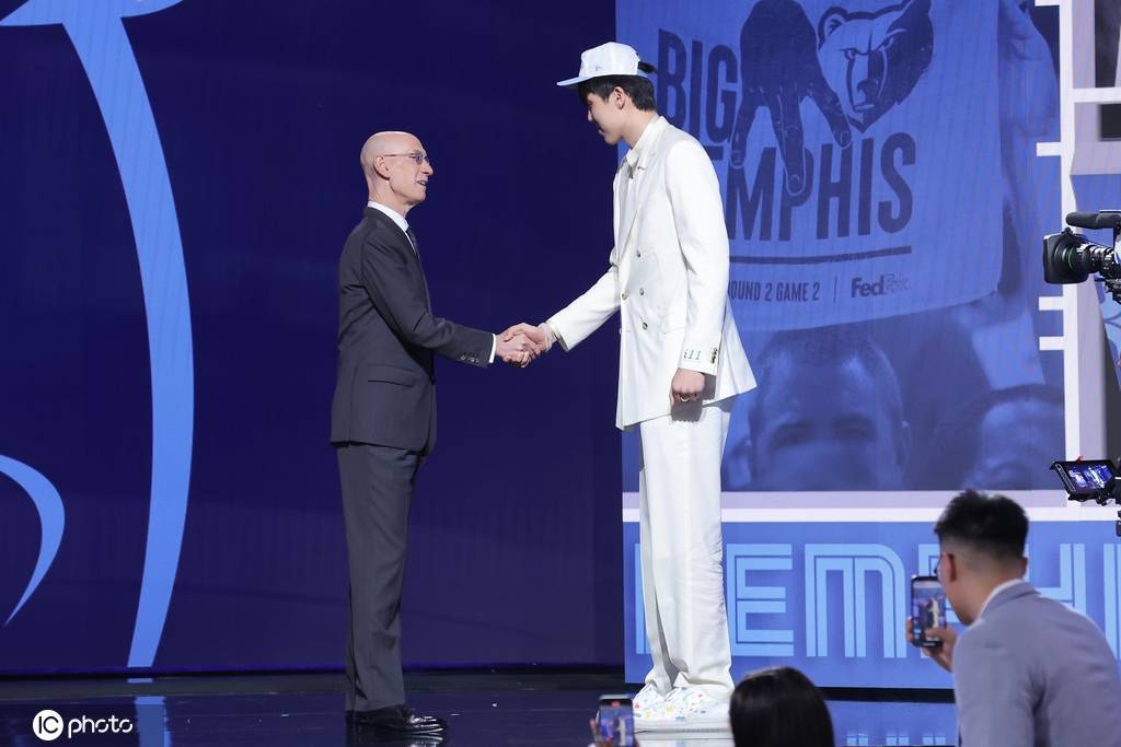 杨瀚森发文:努力扎根将梦想延续 生日礼物我很喜欢